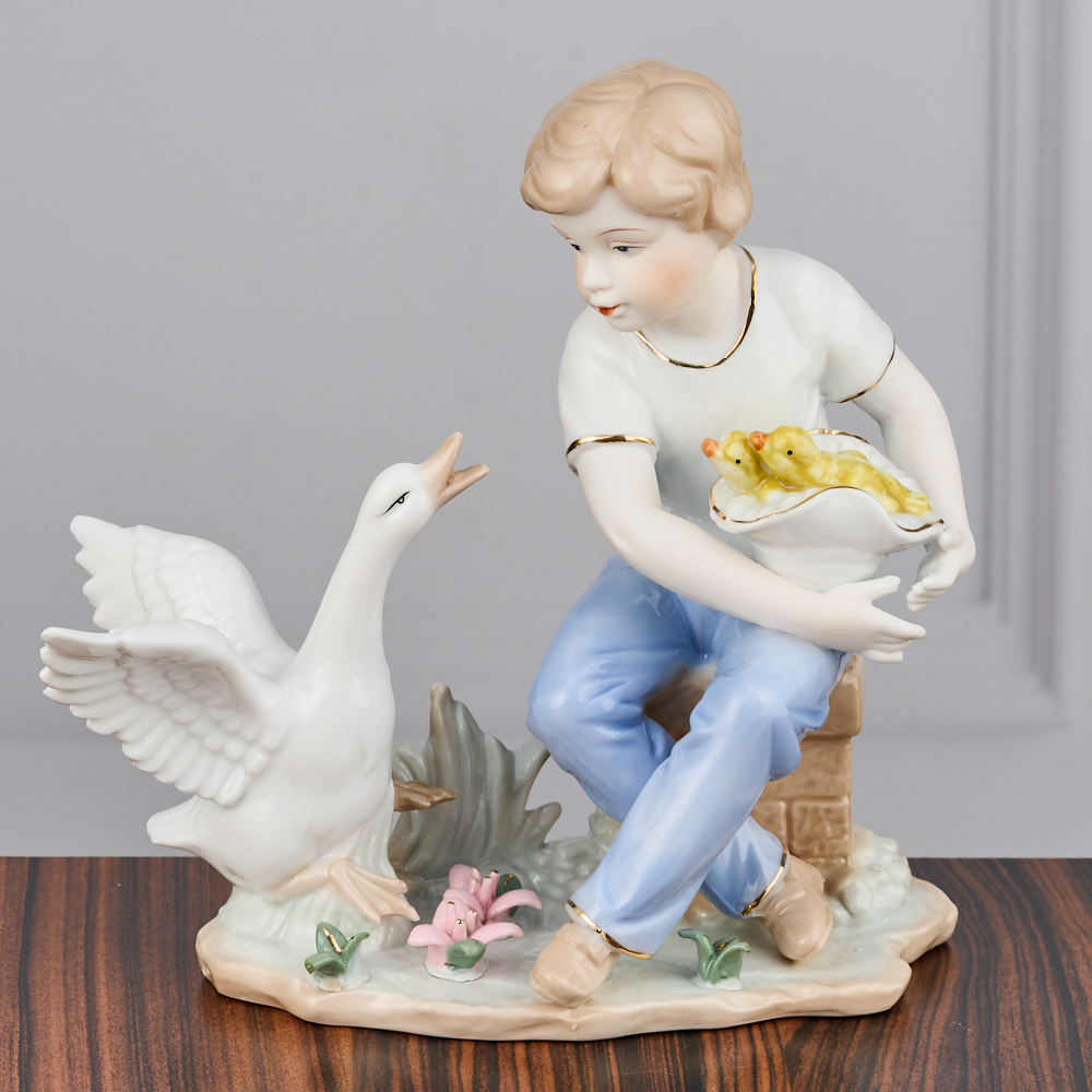 YW-33307 (24) Фарфоровая статуэтка 