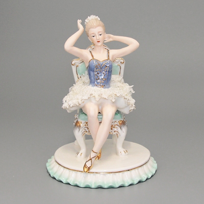 M-QP-80270 (4) Фарфоровая статуэтка "Балерина на стуле" 17*17*25см 